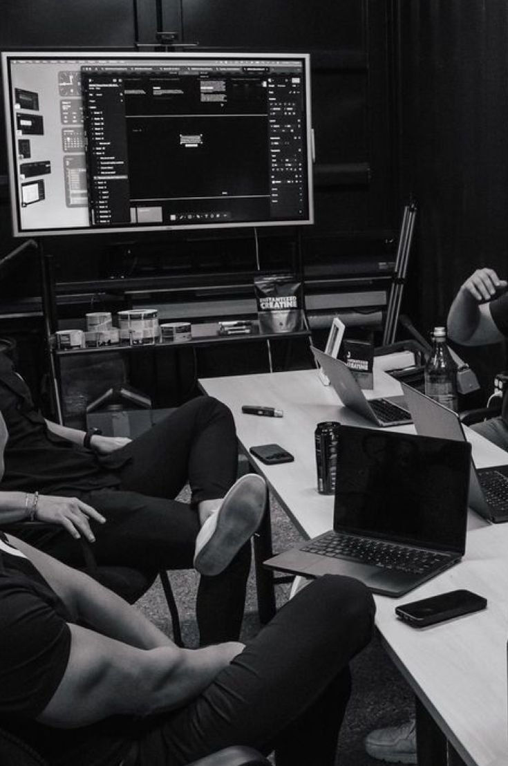 Ambiente corporativo com laptops e tela de projetos — estratégia em ação