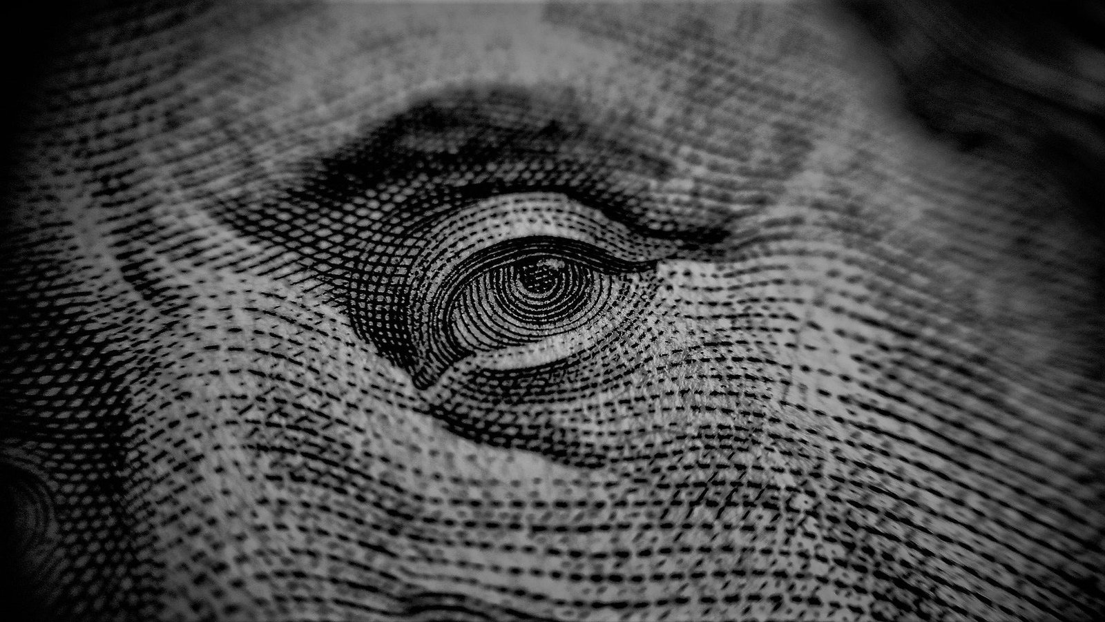 Nota de dólar americana com o olho de Benjamin Franklin na horizontal, representando capital, estratégia e proteção patrimonial
